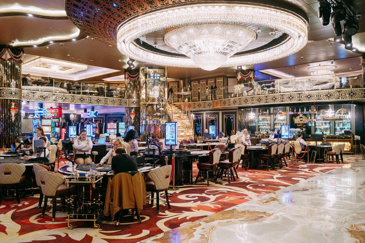 אולם המשחקים המרכזי במלון Grand Bellagio בבטומי